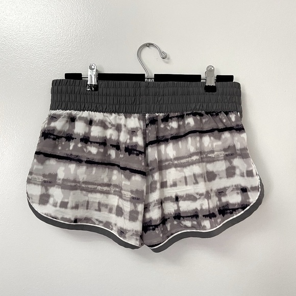 Under Armour Semi Fitted Shorts - Picture 3 of 4